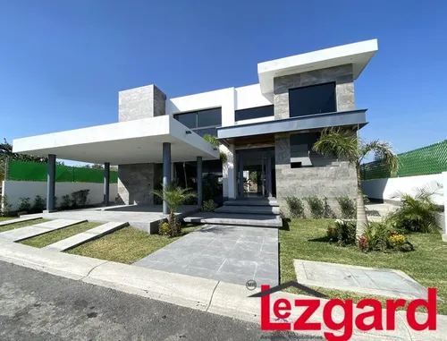 Esta Casa Ha Sido Cuidadosamente Diseñada Para Combinar La Belleza Estética Con La Funcionalidad. Cada Rincón De Esta Propiedad Refleja Una Atención Meticulosa A Los Detalles, Desde Los Acabados De Al