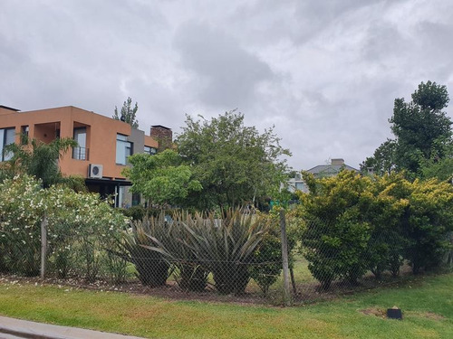 Lote En Adrogué Chico. Barrio Privado Urbano.