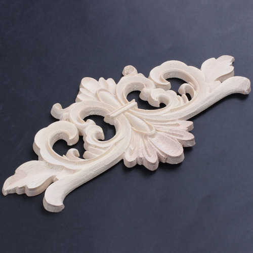 Furni Decorativo Con Apliques En Esquinas Talladas En Madera