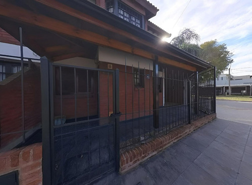 Casa En Venta Hurlingham 5 Amb Garage Jardín Impec