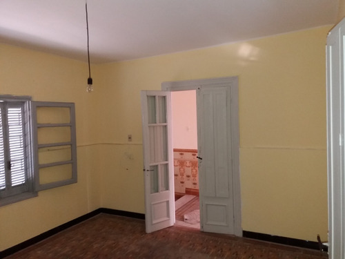 Se Venden Dos Casas, Hermosa Casa Grande Mas Lindo Apartamento En Linda Zona De Barrio Ituzanigó Ambos Con Puerta A La Calle. 097.252.172. Se Alquila Con O Sin Renta. Apta Para Comprar Por Banco.