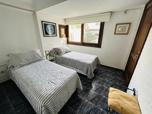 Casa En Venta De 4 Dormitorios A Metros Del Mar, Punta Del Este.
