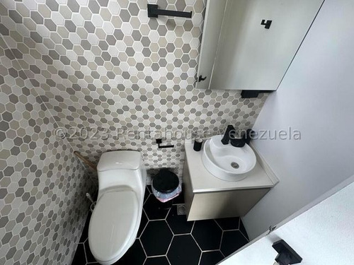 Lujoso Penthouse Ubicado En Los Naranjos De Las Mercedes. #24-15045