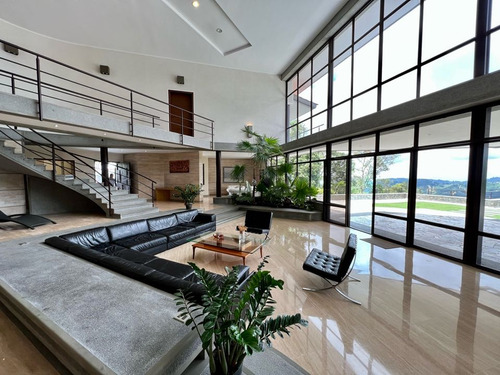Vendo Casa 1350m2 4h/10b/10p Monte Elena 9049