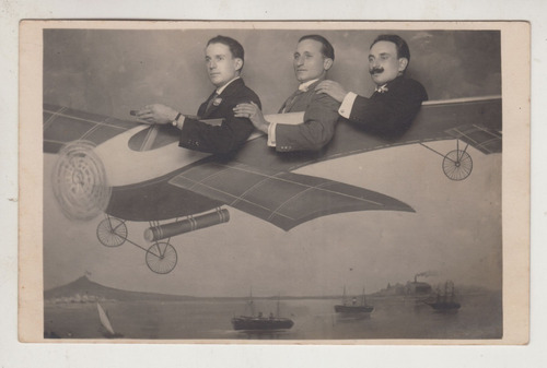 Antigua Postal Fotografia Montaje Volando En Avion Vintage