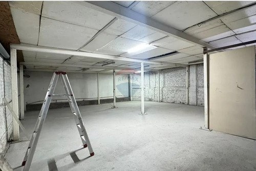 Espacio Mixto 213 M² Con Oficinas Y Bodegaje