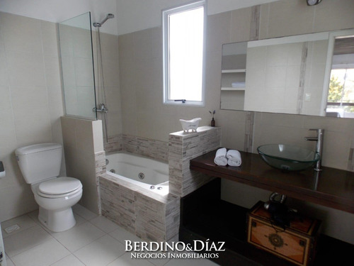 Casa - Montoya 5 Dormitorios En Suite.- Ref: 820