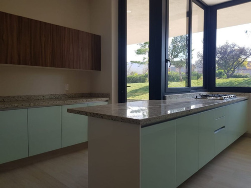 Residencia De Autor En Altozano, 4 Recámaras, Una En Pb, Estudio, Family Room..