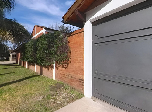 Casa En Venta Hurlingham 5 Amb Garage Jardín Impec