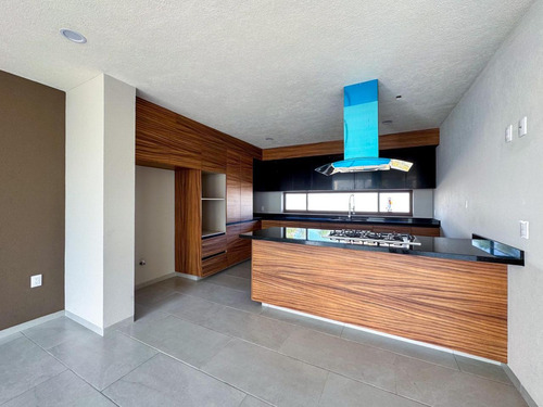 Casa En Venta En Metepec A Un Costado Del Parque Bicentenario Con Diseño Moderno