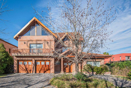 Venta De Casa Con Amarra ´propia Y Salida Al Río En El Barrio Santa María De Tigre, Tigre