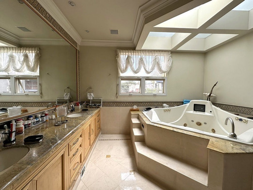 Casa En Venta Con Alberca En Bosques De Las Lomas