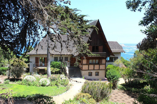 Casa En Venta De 6 Dorm. Frente A La Playa De Zapallar