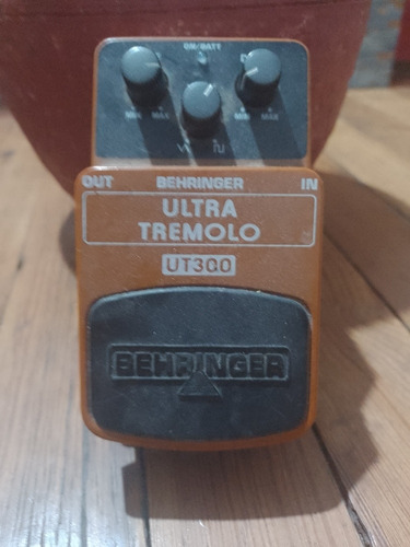 Pedal Tremolo Beheringer Ut300 Para Guitarra