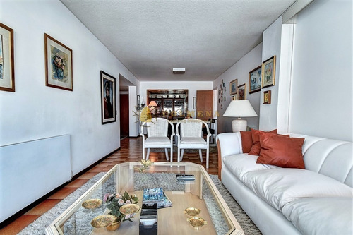 Departamento En Edificio De Categoría A Metros Del Mar- Ref: 2563