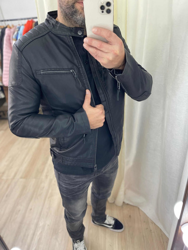 Imagen 8 de 8 de Campera De Cuero Pu Con Costuras Hombre The Big Shop