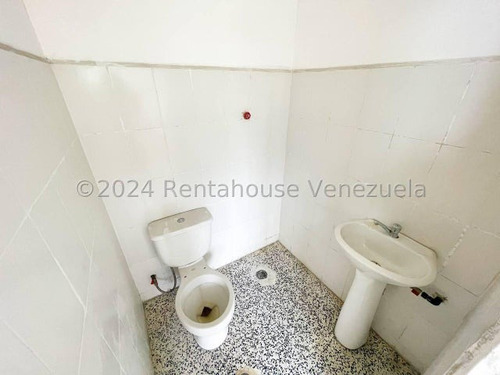 Casa Comercial En Alquiler Chuao Mls #24-21398 Bm
