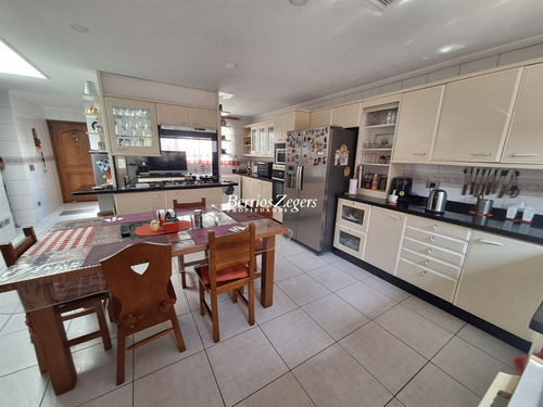 Casa En Venta De 4 Dorm 5 Baños, Sala De Estar Gran Vista
