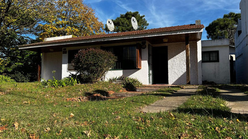 Casa En Venta - 2 Dormitorios 1 Baño - 112mts2 - Villa Gesell