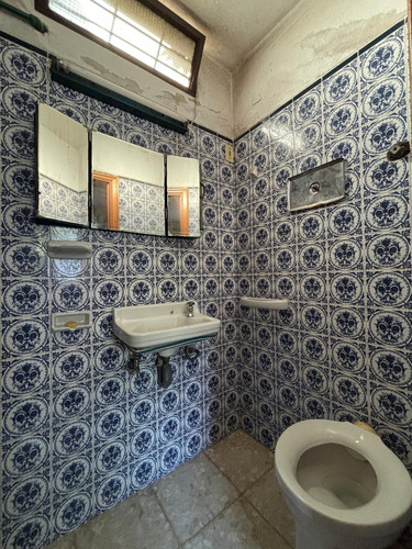 (reservada!!!) Lega Propiedades Vende En Exclusividad Hermosa Casa De 3 Dormitorios, Con Dependencia De Servicio, Sótano, Cochera Y Fondo.