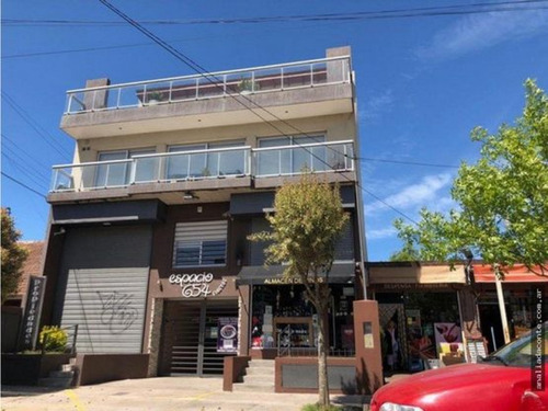 Inmueble En Block 2 Viviendas + 3 Locales