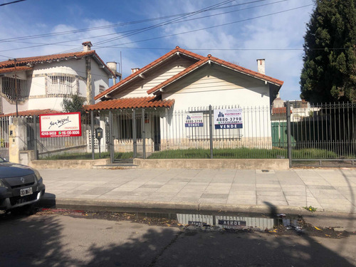 Casa En Venta 4 Ambientes Con Jardín Amplio, Pileta Y Cochera