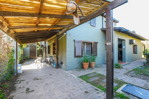 Imagen 3 de 18 de Casa De 5 Dormitorios En Venta Amplia Fisherton