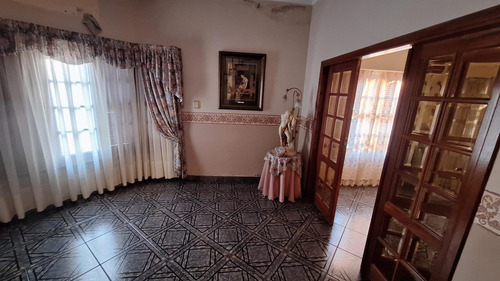 Venta De Casa 3 Ambientes Con Local Y Departamento En Quilmes. Apto Credito !