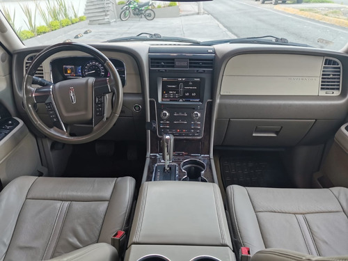 Imagen 7 de 12 de Lincoln Navigator Reserve Color Plata