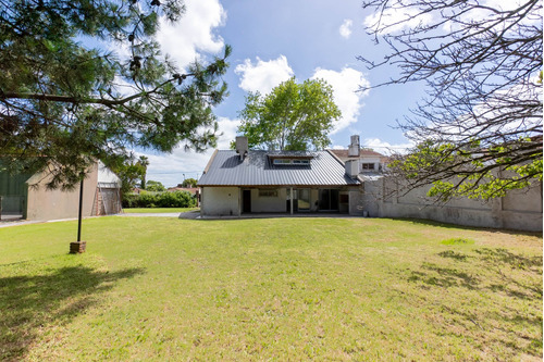 Casa En Venta En Punta Mogotes Con Amplio Parque