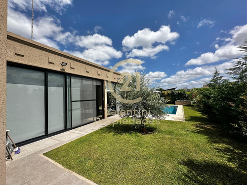 Casa En Venta En Barrio Santa Rita , Corredor Canning