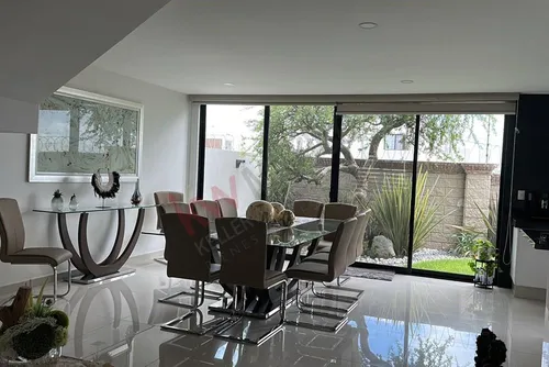 Venta De Casa Con Recámara En Planta Baja En Lomas De Angelópolis