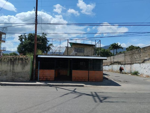 Se Vende Casa Con Local Comercial, En Av. Universidad Naguanagua Excelente Punto Comercial. Codigo: Prc- Junco.