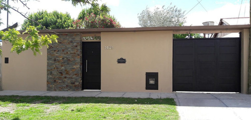 Casa En Venta - 3 Dormitorios 2 Baños - Cochera - 450mts2 - Ringuelet
