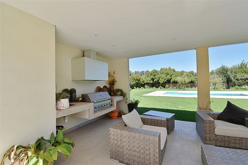 Casa En Venta De 5 Dorm. En Colina