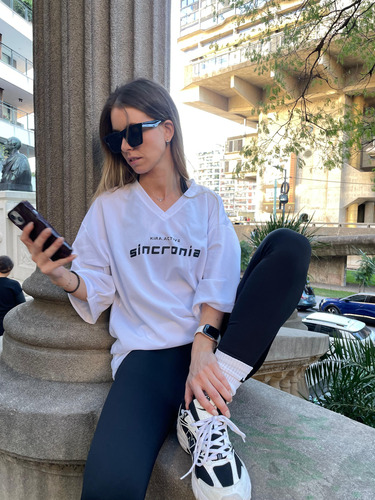 Remera Oversize En V Tipo Fútbol Americano Síncronia Kira.