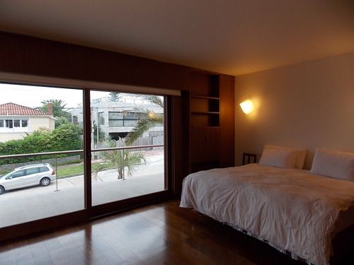 Casa En Venta De 5 Dormitorios En Península