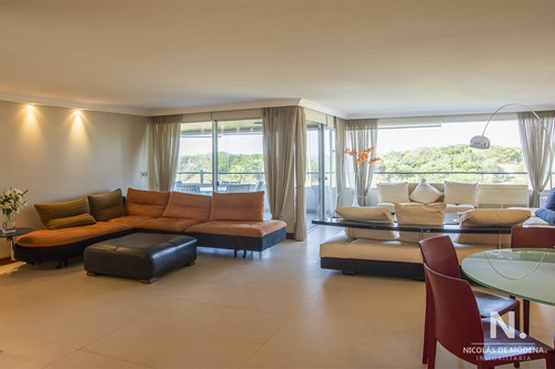 Apartamento De 4 Dormitorios En Punta Del Este Frente Al Mar En Playa Brava