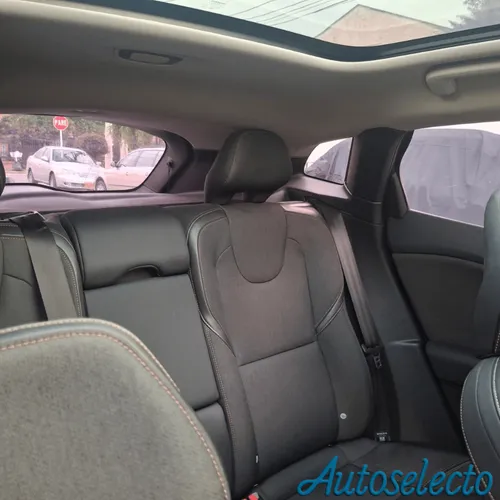 Volvo V40 1.6 T4 Cross Country Kinetic Fwd