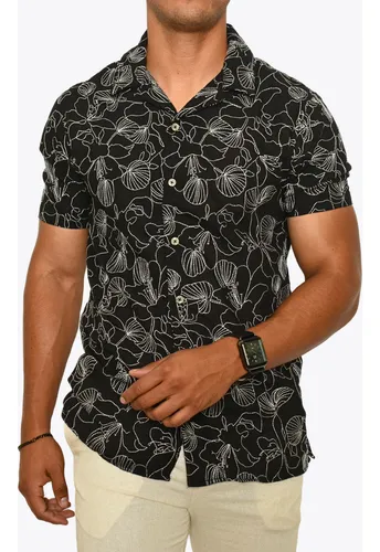 Camisa negra con flores blancas hombre sale