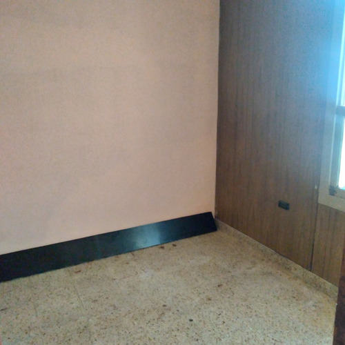 Imagen 13 de 18 de Local Amplio Con Oficina Con Baño Y Dos Vestuarios Con Baños Fondo Libre Con Parrilla.