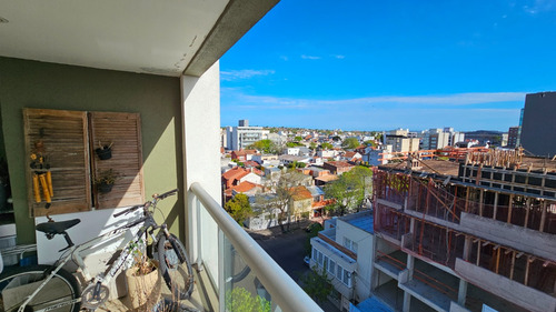 En Venta. Piso De 4 Ambientes Con Balcón Terraza Con Parrilla Y Cochera. Barrio Chauvin.