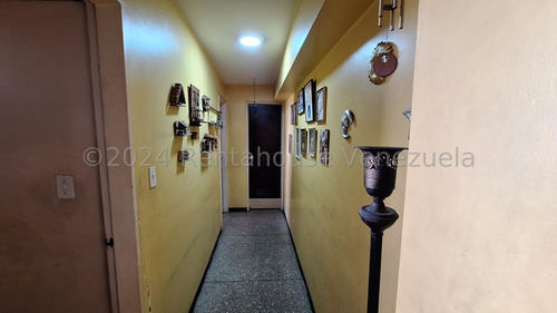 Apartamento En Venta En El Centro Maracay 25-580 Irrr