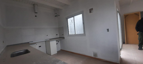 Casa En Venta De 2 Dormitorios C/ Cochera En Luzuriaga