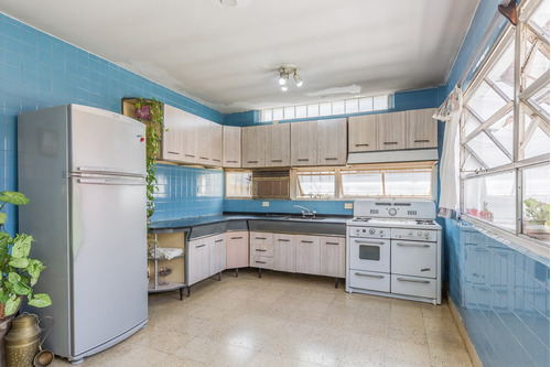 Ph En Piso Con Entrada Independiente De 3 Ambientes, Con Patio, Balcón, Cochera Y Terraza En Venta En Boedo, Caba.