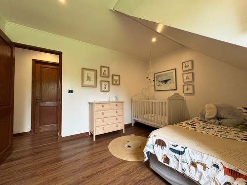 Casa Chilena | 5 Dormitorios + Estar Y Servicio