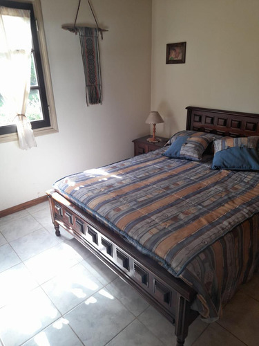 Vendo Chalet Sobre 2 Lotes En Barrio Colinas Verdes - Amplio Parque - Piscina - Quincho