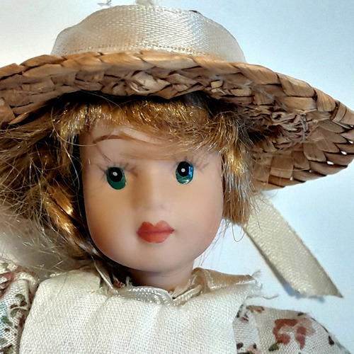 Dos Antigua Muñecas De Porcelana Vestidas Victorianas (Usado)