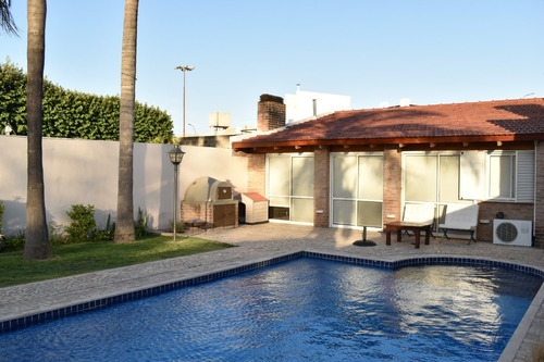 Casa Con Pileta A 100 Mts Del Cordoba Shopping Center