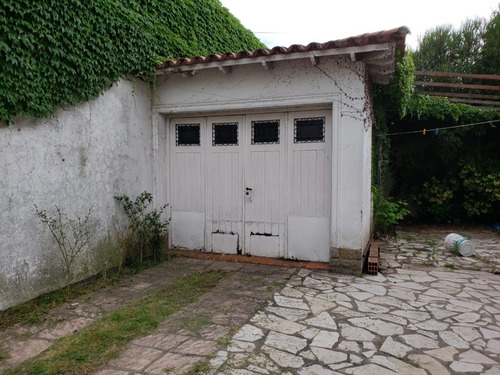 Imagen 5 de 24 de 2 Chalet En Dos Plantas Sobre Amplio Lote Ideal Dos Familias